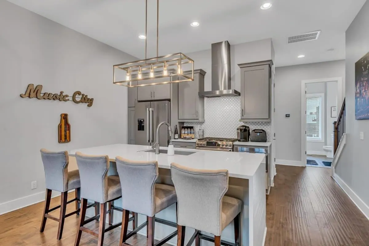 Вилла New Luxe 4Br 12 Beds - Roofdeck Views - Chefs Kitchen Нэшвилл Дом отдыха